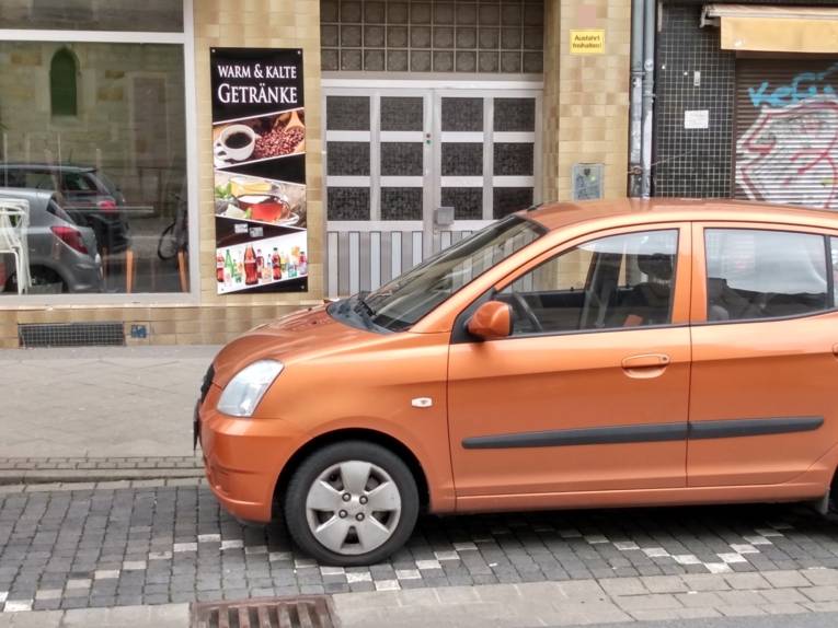 Auto versperrt Zufahrt und abgesenkten Bordstein